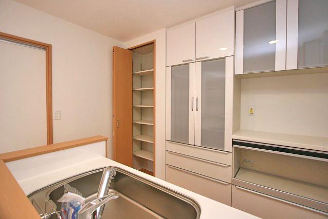 Kitchen. Convenient pantry with (pantry)