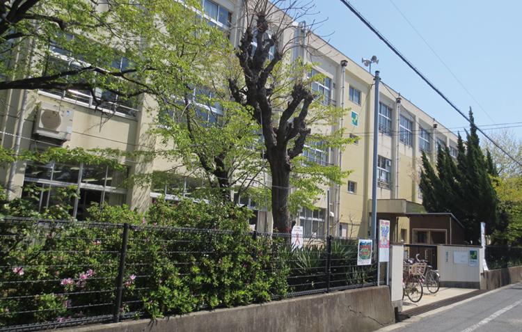 Primary school. Haruki until elementary school 160m walk 2 minutes