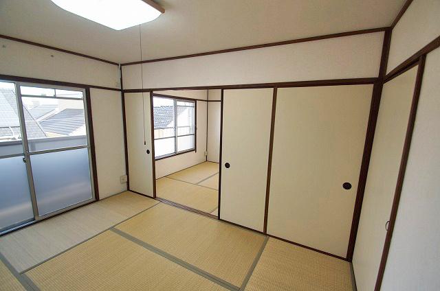 Non-living room. Japanese-style room has become Tsuzukiai