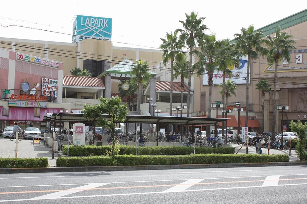 Shopping centre. Until Rapaku Kishiwada within walking distance 880m shopping center! MEGA Don is on the second floor ・ It has entered the Quixote, Fashion accessories and overseas brand-name goods, Enjoy shopping until variety goods, such as late at night