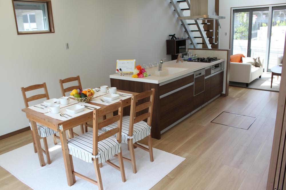 Model house photo. The kitchen was also firmly secured workspace, Under-floor storage and tableware washing dryer, etc., Aligned attractive facilities. Also bouncy counter kitchen conversation with the family happy (model house)