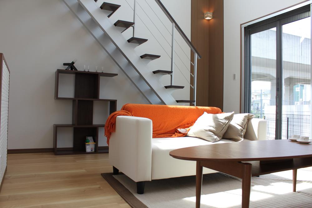 Model house photo. Full of sun light, A bright, clean living. Precisely because the center of the house that connects the family, Living staircase is recommended to deepen communication. (Model house)