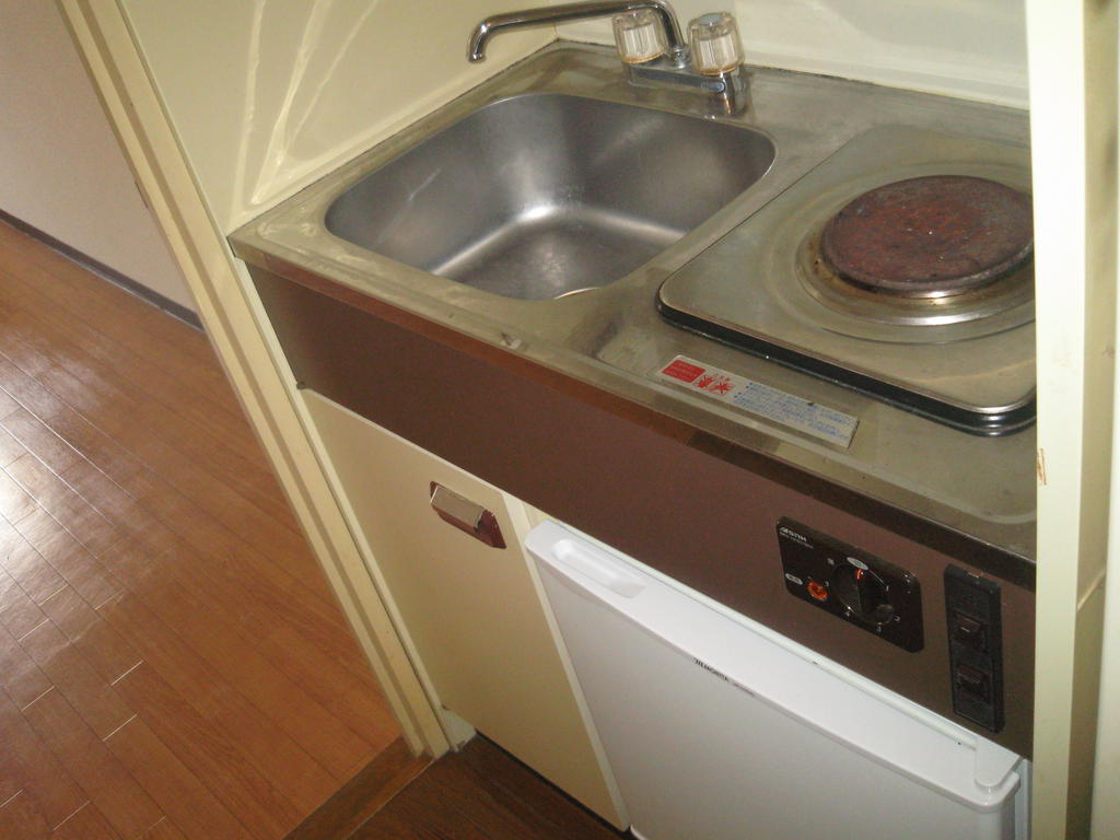Kitchen. With electric stove
