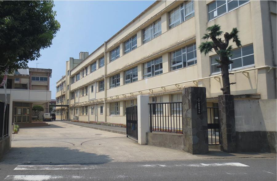 Junior high school. Kumeta 2240m walk 28 minutes to the junior high school