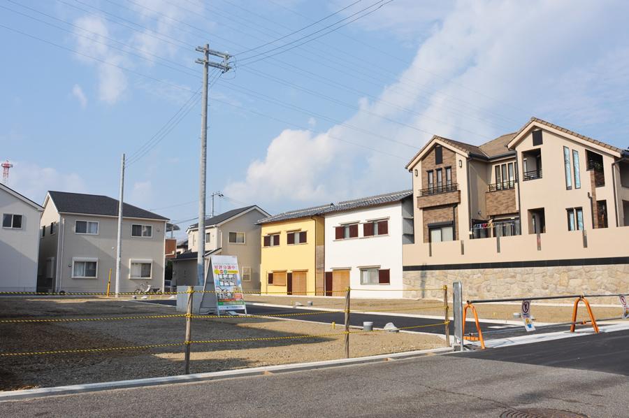 Local photos, including front road. To achieve a life of longing in the "free design", Leave Gaden'nigu and home garden also think. Parking spaces also ensure the 2 car. (Shooting on site)