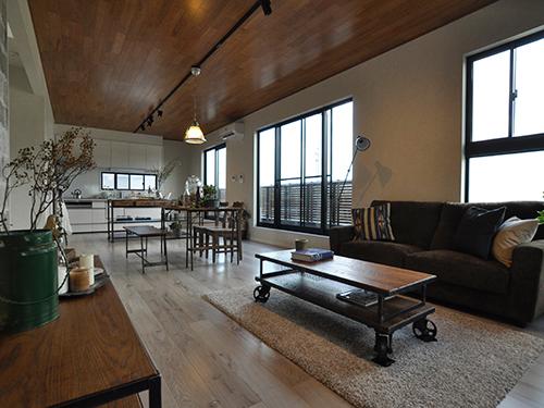 Living. Floor antique white oak, In even wooden ceiling, It drifts atmosphere of quaint Vintage. (Second floor)