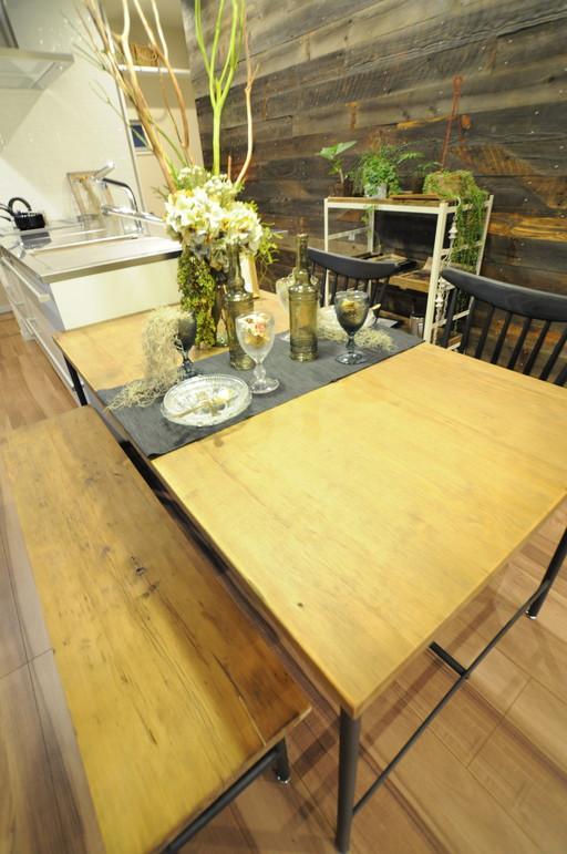 Model house photo. Since the dining table can be placed adjacent to the kitchen counter, Easy also serving dishes.