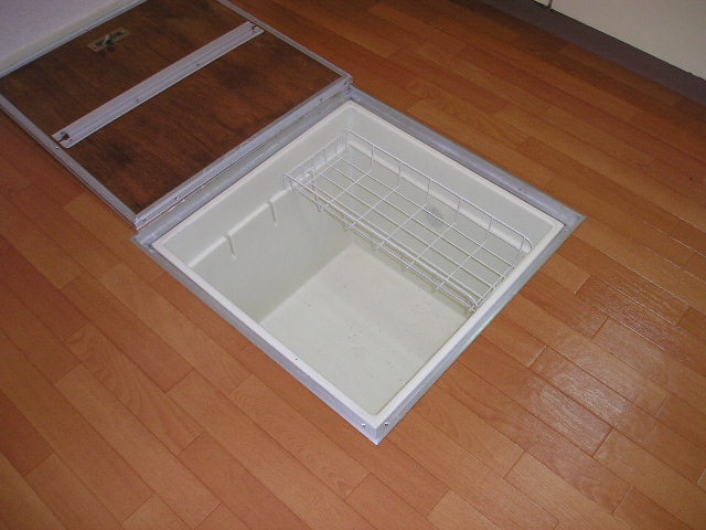 Other Equipment. Underfloor Storage