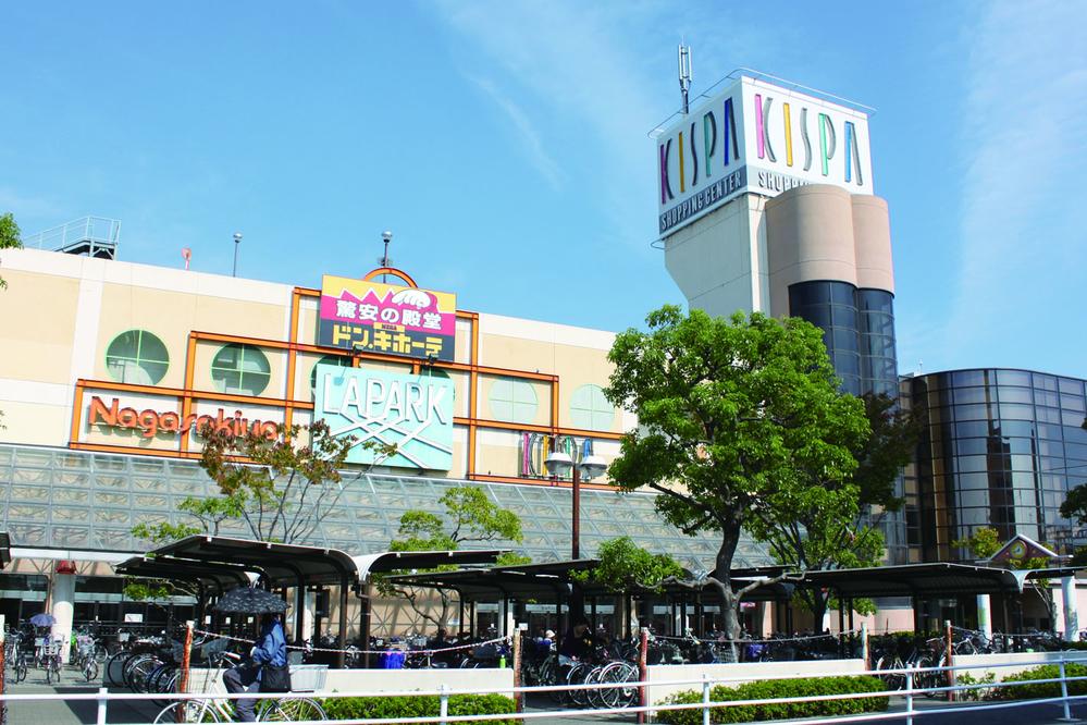 Shopping centre. Rapaku Kishiwada karaoke was including the 1460m kiss pa shopping center to ・ Complex type facilities such as a bowling alley. Just good to go out with family on holiday