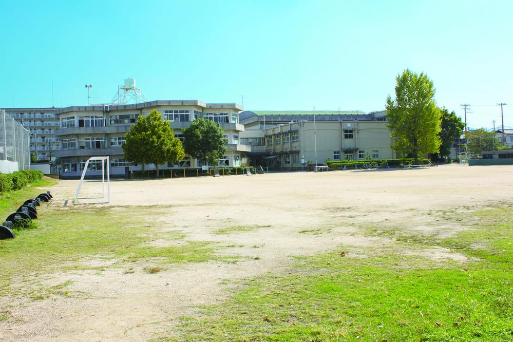 Primary school. Shinjo "healthy school to cherish each and every" 500m to elementary school "guardian ・ Aimed at "healthy school, which is trusted by the local community, We are working on a variety of education. It is positive and cheerful school.