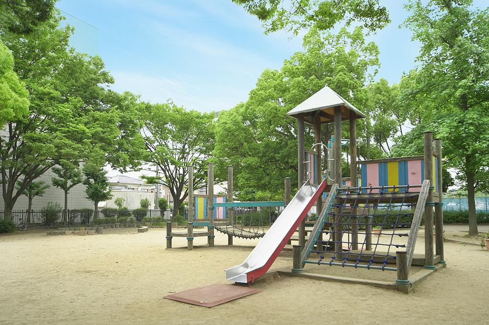 park. Square with the play equipment in the 270m large ground to Central Park, Tennis, such as jogging course, It is a full green of the park that can be used for multi-purpose. Because it is located in the 3-minute and behind walk also the place to go any time soon ◎.