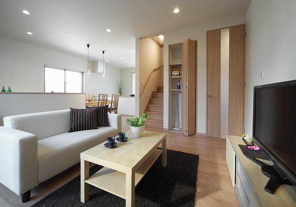 Living. L-shaped living room, living ・ dining ・ kitchen ・ Tatami corner in the space of a stretch. Since the living room stairs also, Friendly design to the family of the time can be shared at any time. (Local model house)