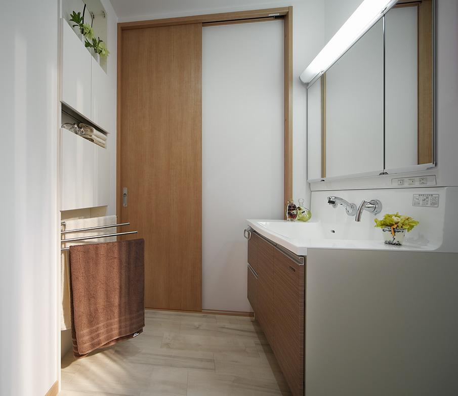 Wash basin, toilet. Convenient storage shelf towel rack space of the basin is that effective use of dead space. Wide basin space is happy. (Local model house)