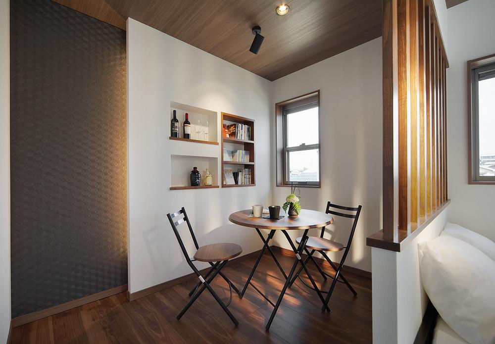 Non-living room. The back of the design grid, With a time carefully thought discourse space of Kataraeru couple while evening drink, Couple of communication also is perfect. (Local model house)