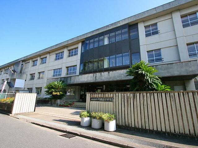 Primary school. Tenjinyama until elementary school 670m