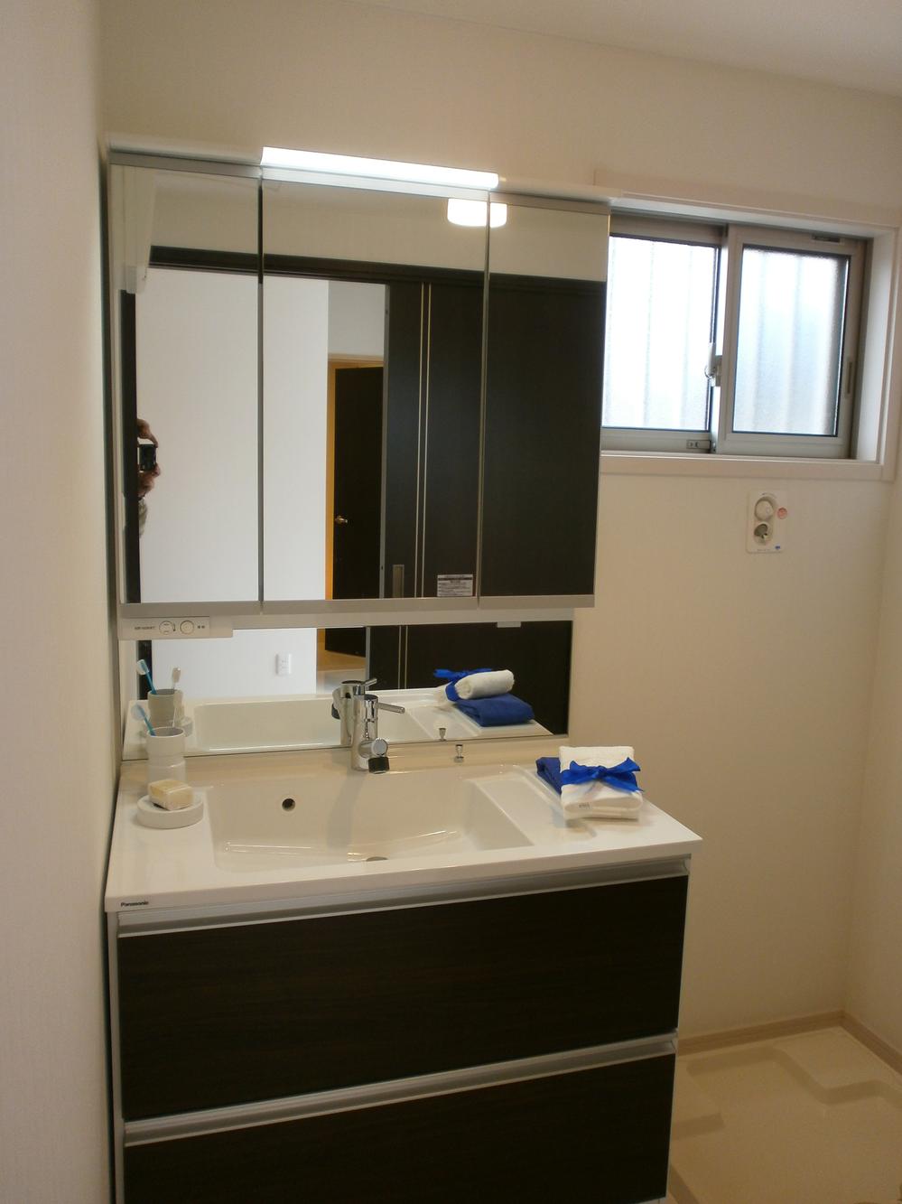 Wash basin, toilet