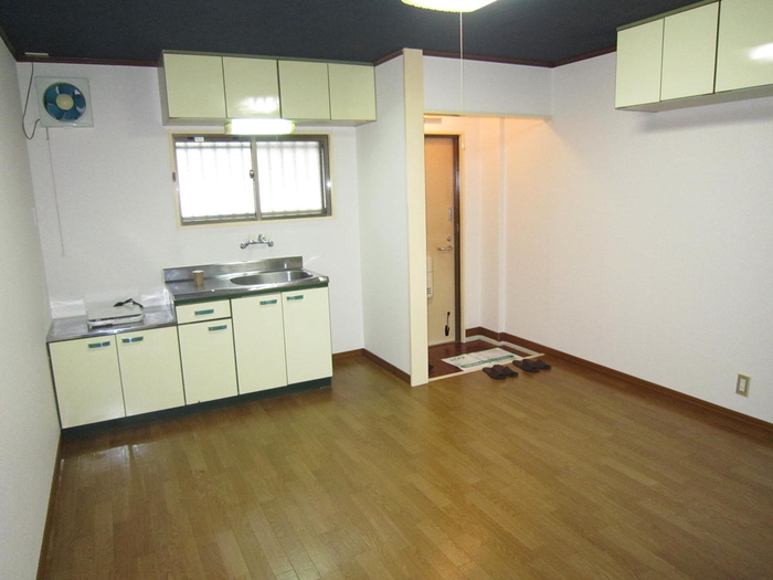 Living and room. It is spread in the kitchen