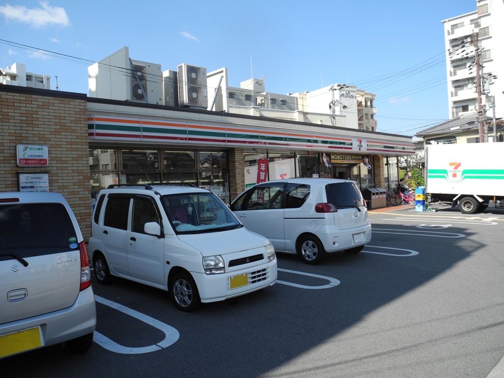 Convenience store. Seven-Eleven Matsubara Ueda 5-chome up (convenience store) 629m