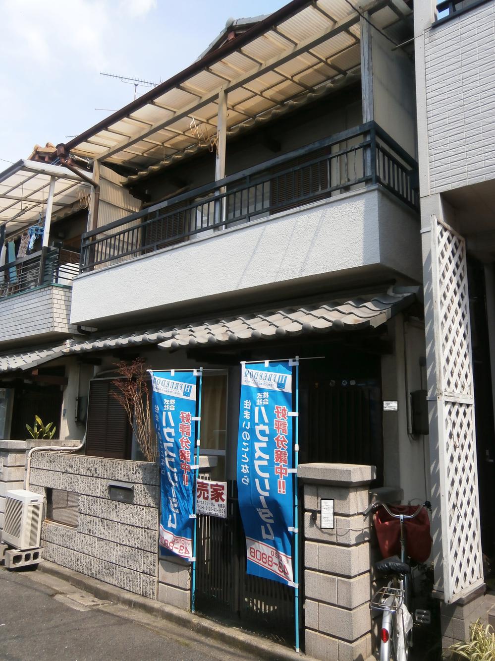 Local appearance photo. Widely frontage, A bright room.