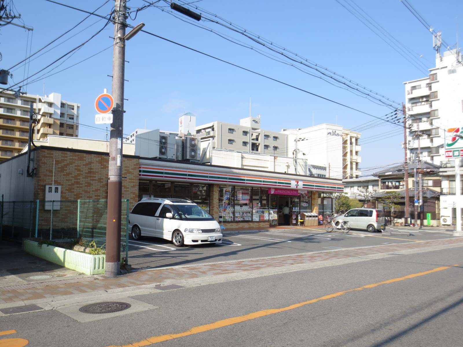 Convenience store. Seven-Eleven Matsubara Ueda 5-chome up (convenience store) 493m