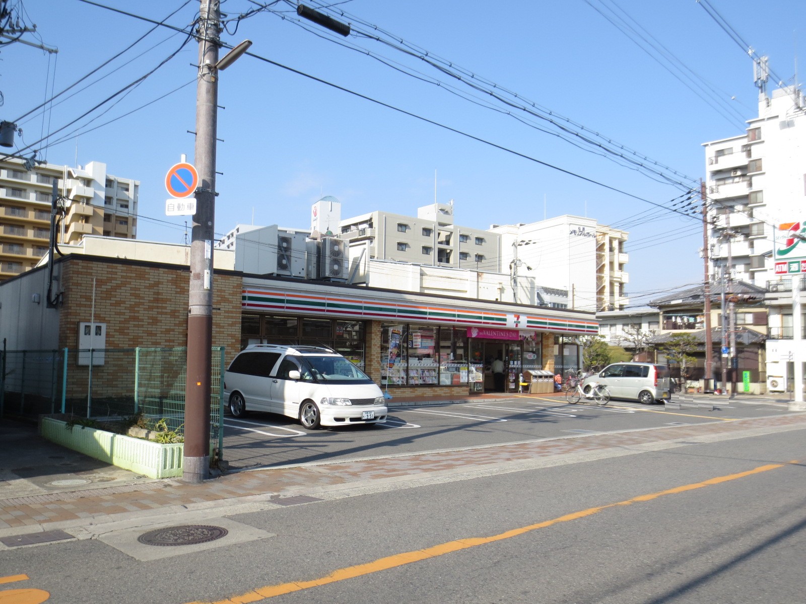 Convenience store. Seven-Eleven Matsubara Ueda 5-chome up (convenience store) 666m