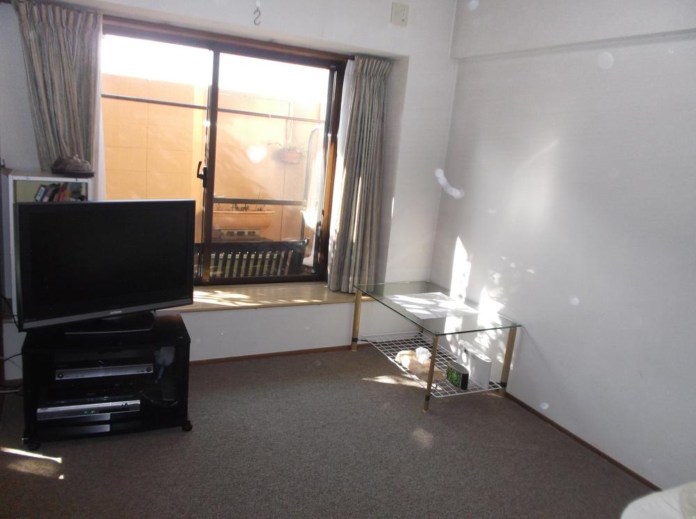 Non-living room. It is a Japanese-style room of the start of bright light