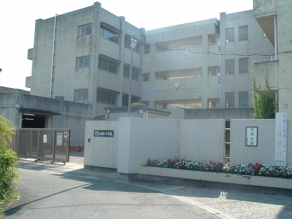 Primary school. 101m to Matsubara Municipal Matsubarahigashi Elementary School