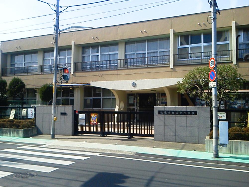 Primary school. 269m to Matsubara Municipal Miyake Elementary School