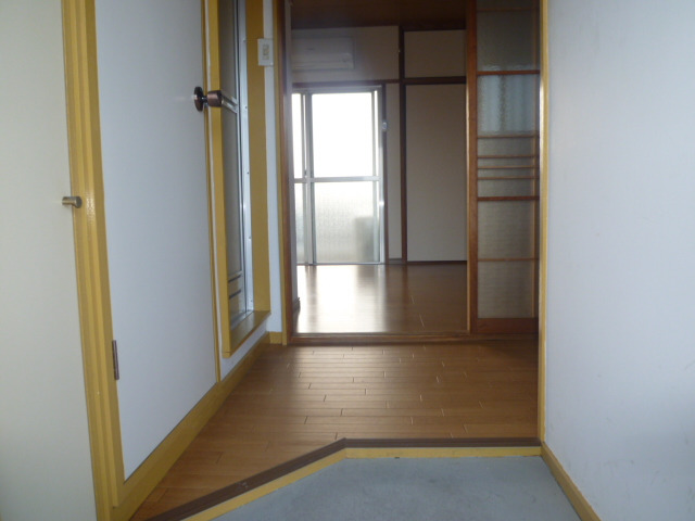 Other room space. It is the room seen from the entrance. 