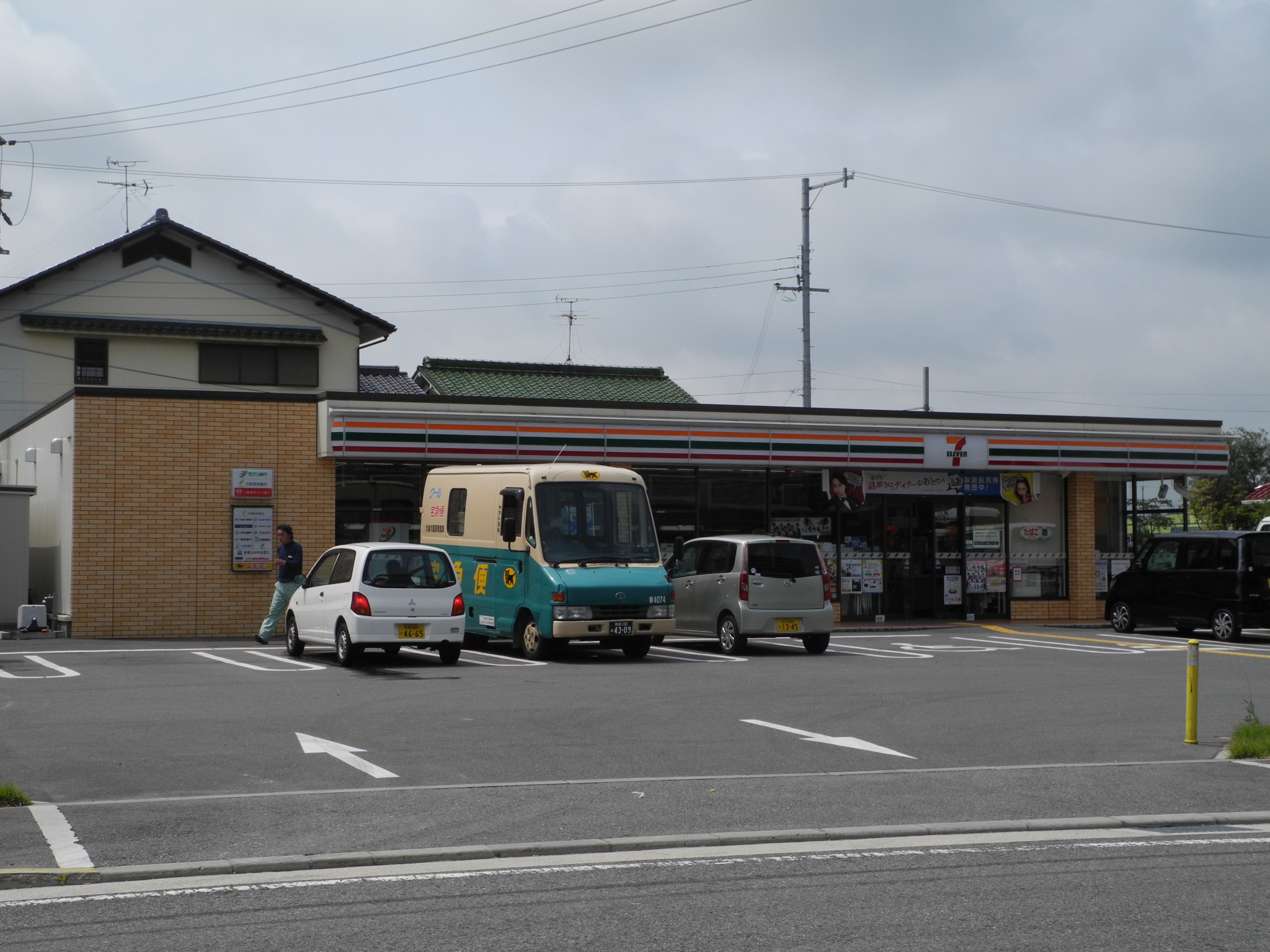 Convenience store. Seven-Eleven Matsubara Miyakenishi 3-chome up (convenience store) 548m