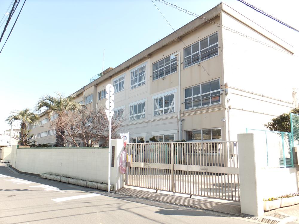 Junior high school. 990m to Matsubara Municipal Matsubara second junior high school