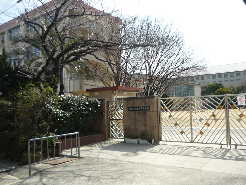 Primary school. 890m to Matsubara Municipal Amamiminami Elementary School