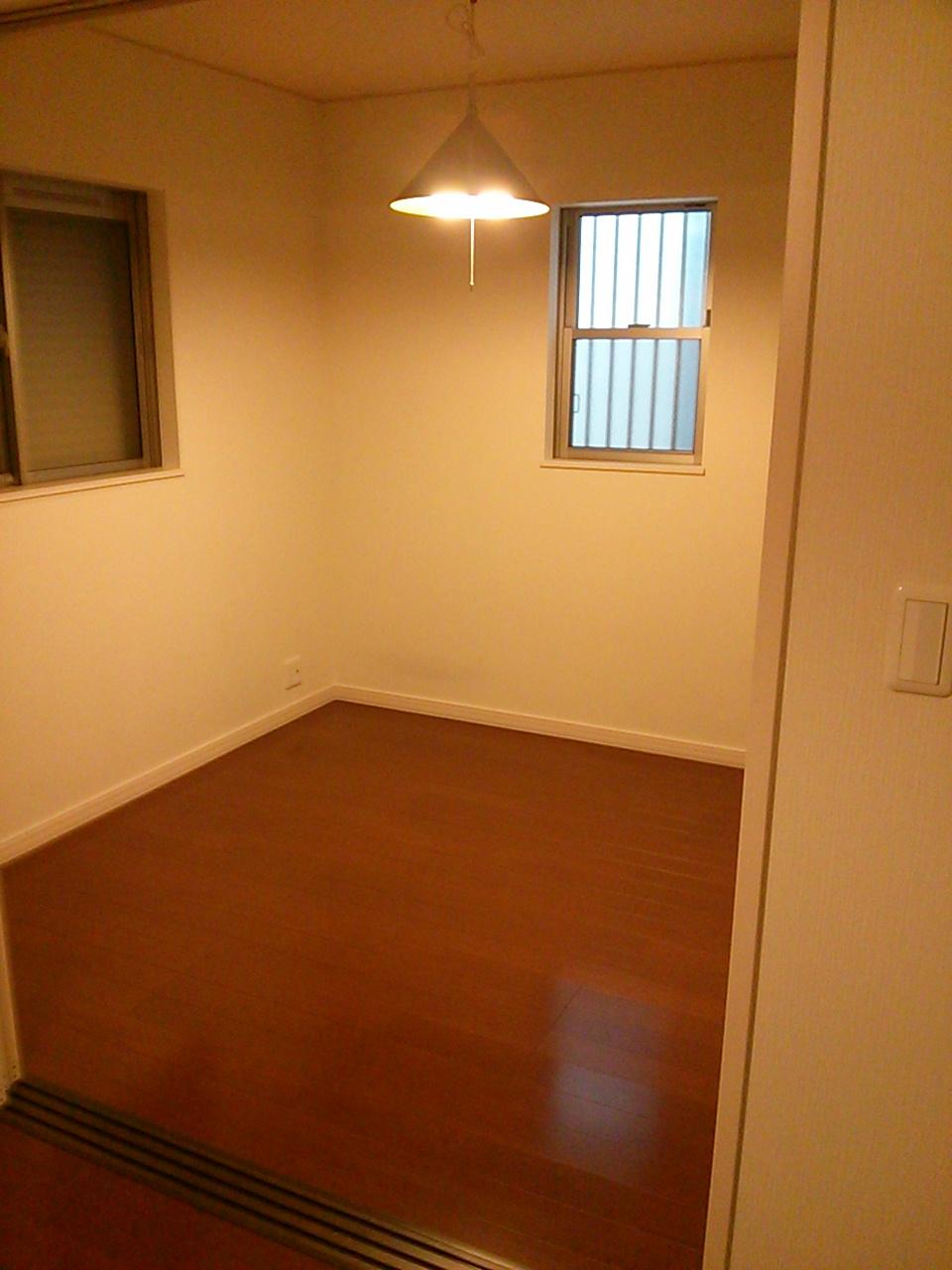 Non-living room. It is north of 4.5 Pledge of Western-style. 
