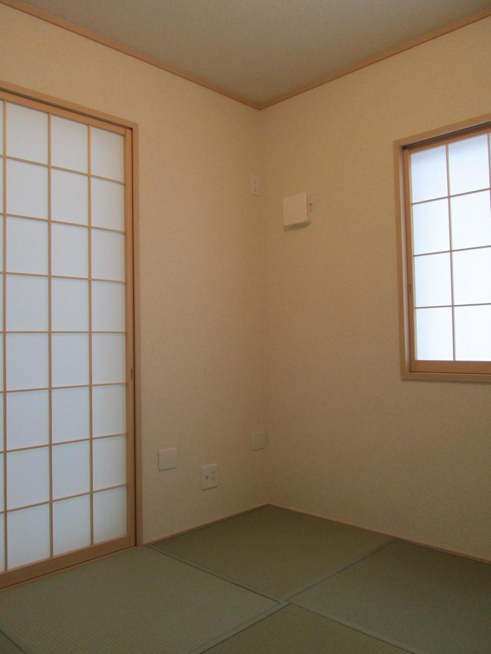 Non-living room. I hope there is also a bright Japanese-style room.