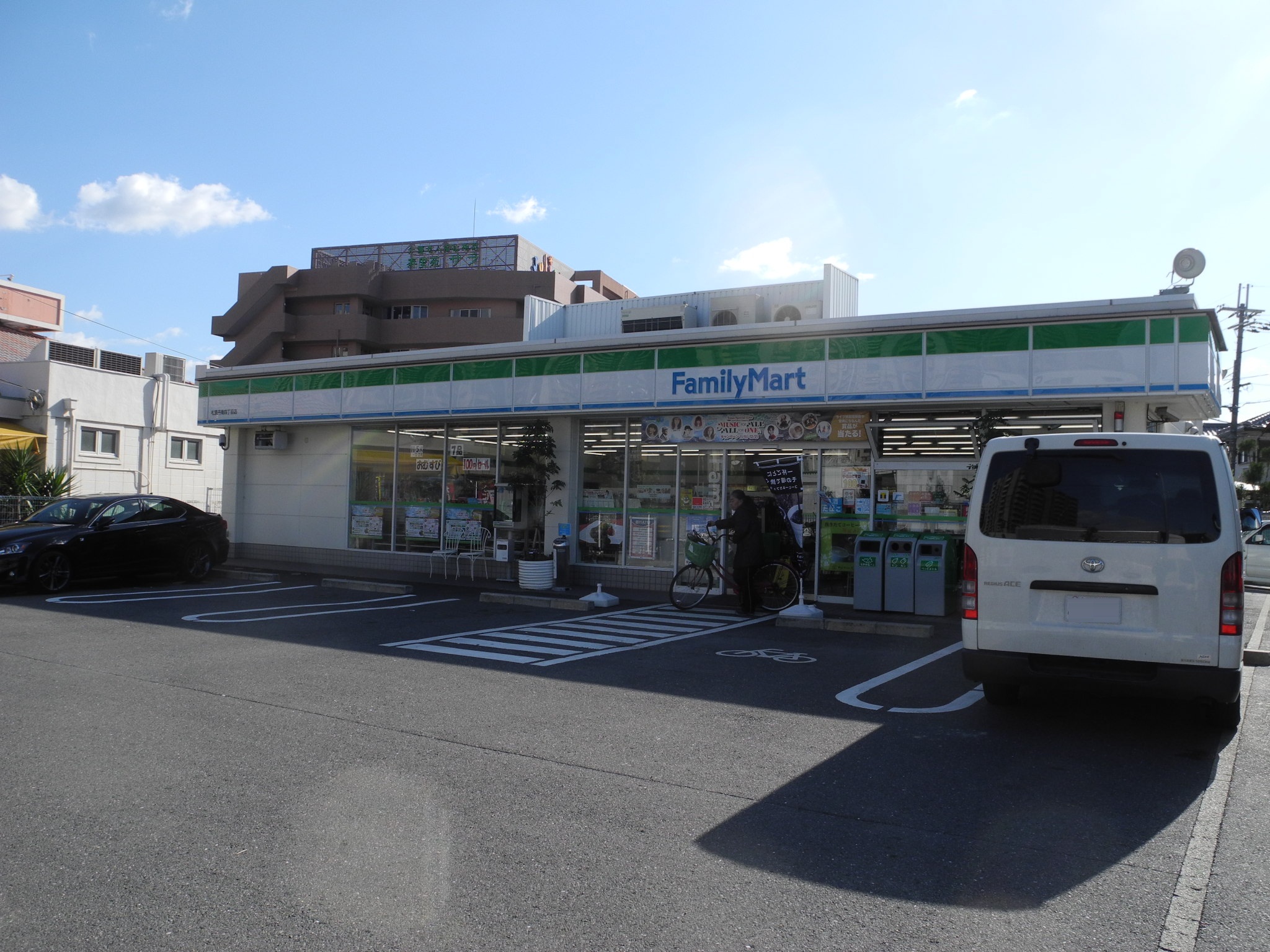Convenience store. FamilyMart Matsubara Tannan chome store up (convenience store) 554m