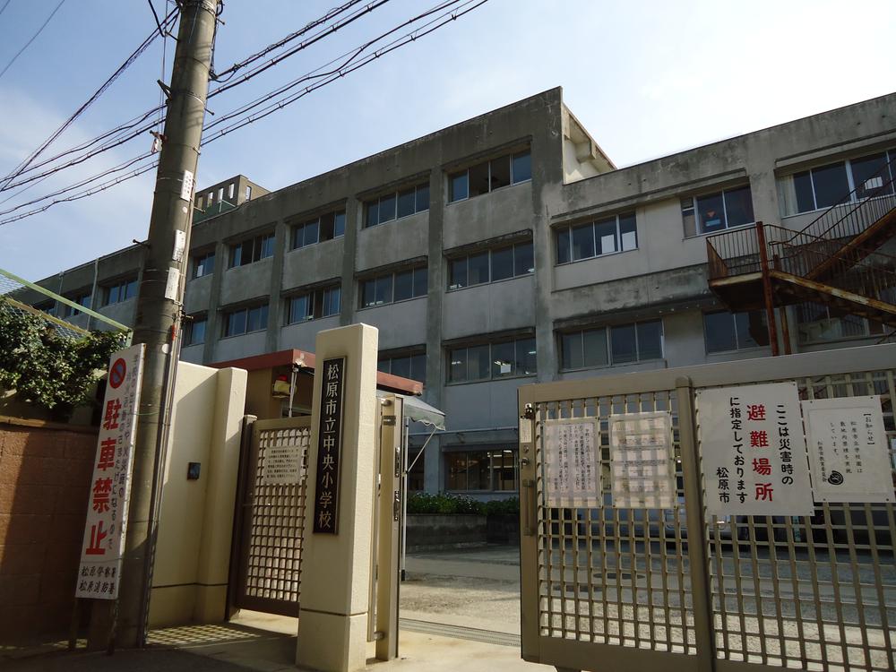 Primary school. 763m to Matsubara City Central Elementary School