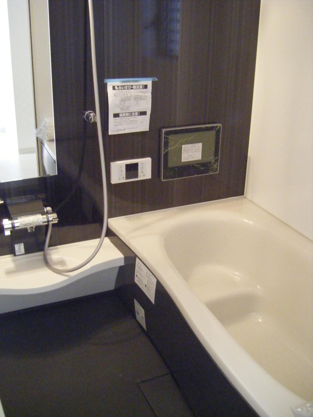 Bathroom. Panasonic made the system bus ・ 1 tsubo size ・ 12-inch bathroom TV ・ Mist sauna with bathroom heating dryer