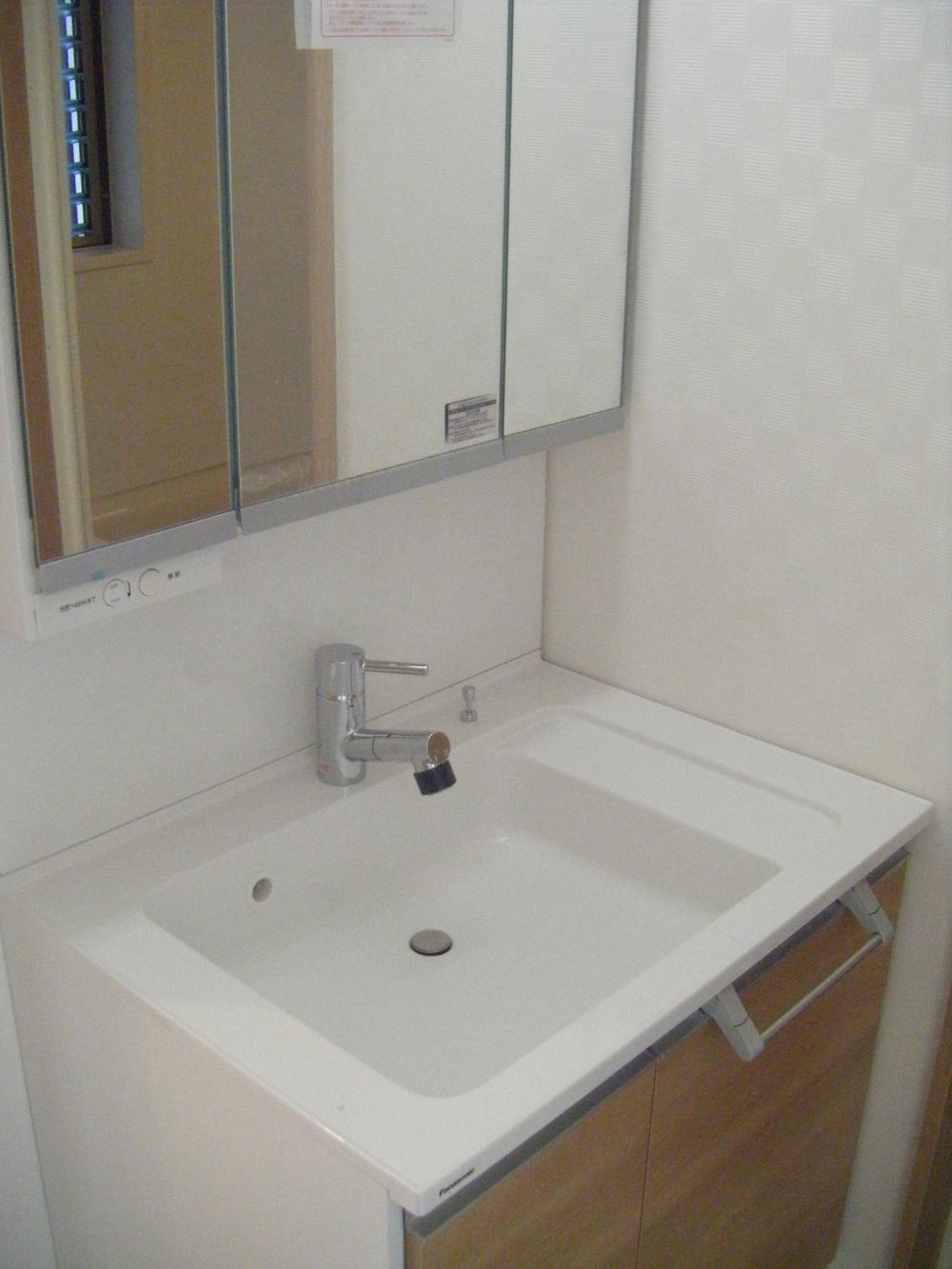 Wash basin, toilet. Panasonic made wash basin ・ Three-sided mirror