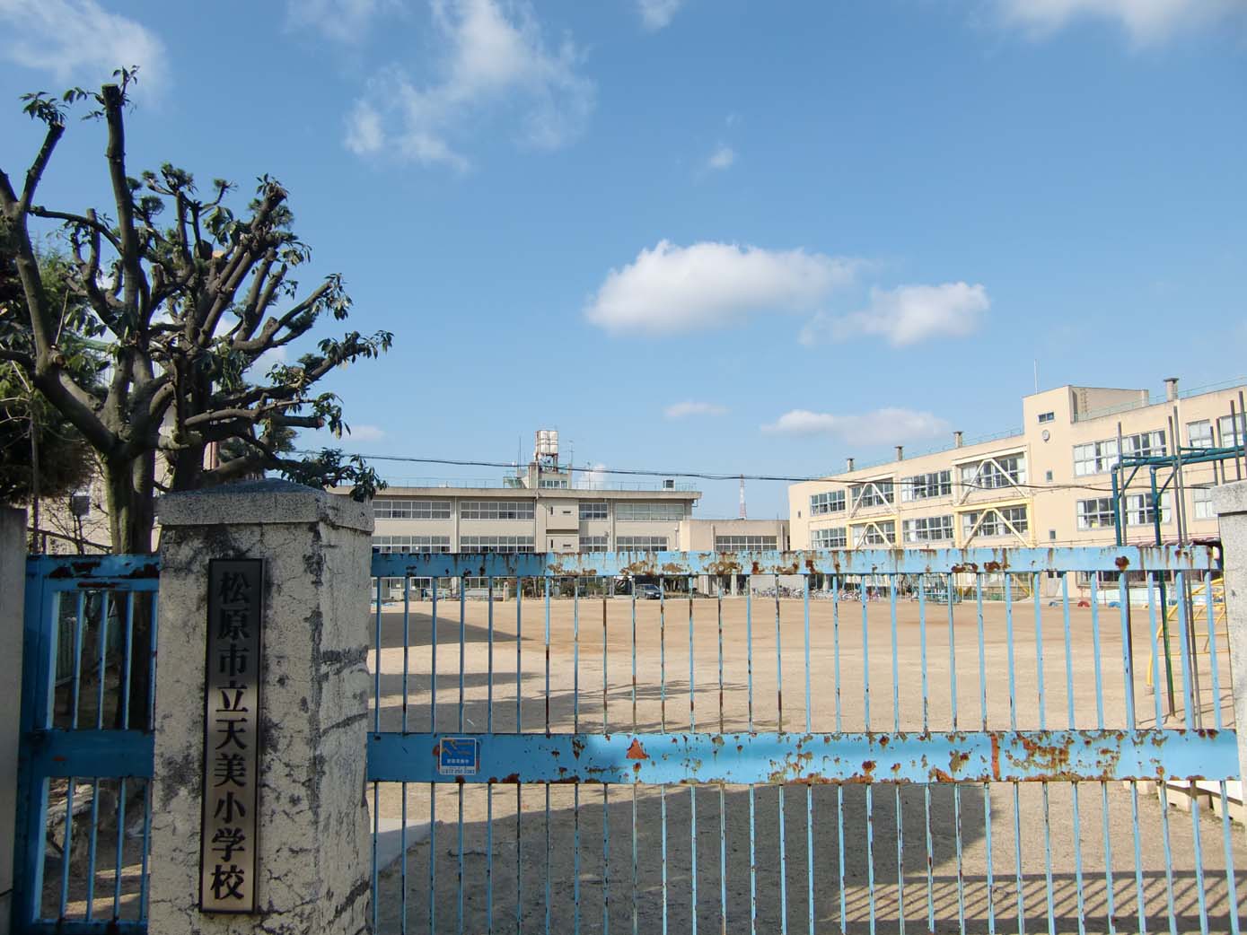 Primary school. Matsubara Municipal Amami up to elementary school (elementary school) 711m