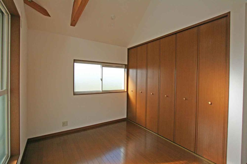 Non-living room. 2 Kaiyoshitsu (balcony side)