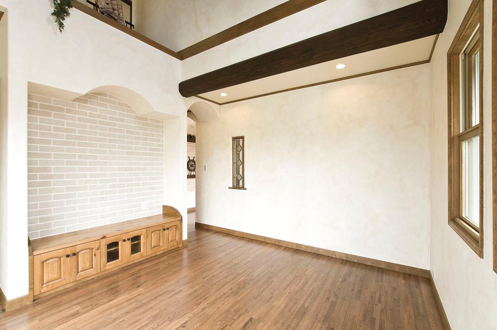 Model house photo. A living room with a vaulted ceiling, Walls are finished to an atmosphere of taste that was processed the plaster. (Local model house)