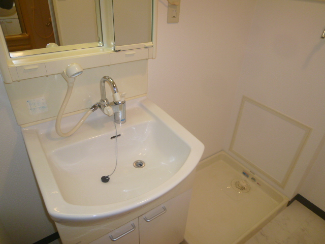 Washroom. Shampoo dresser and a washing machine inside the room ☆ 