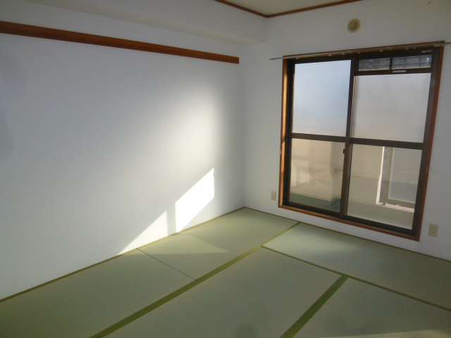 Other room space. Japanese-style room is also bright and facing the veranda! 