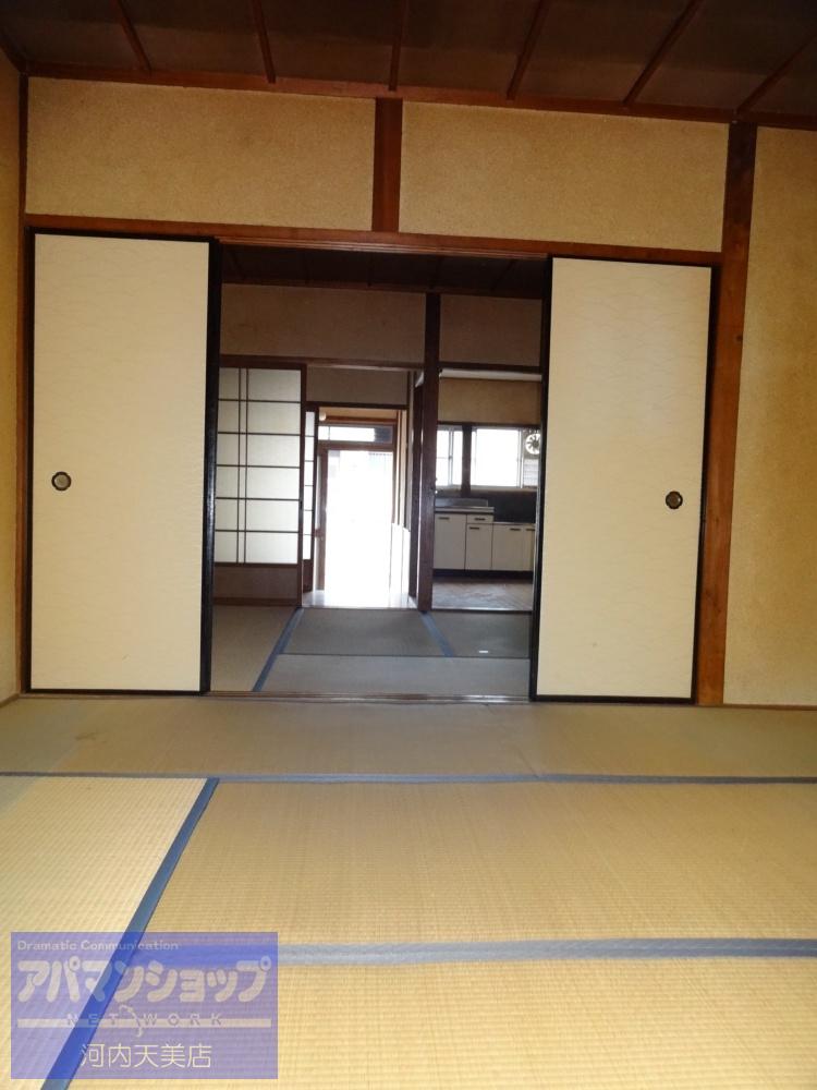 Living and room. Following Japanese-style room