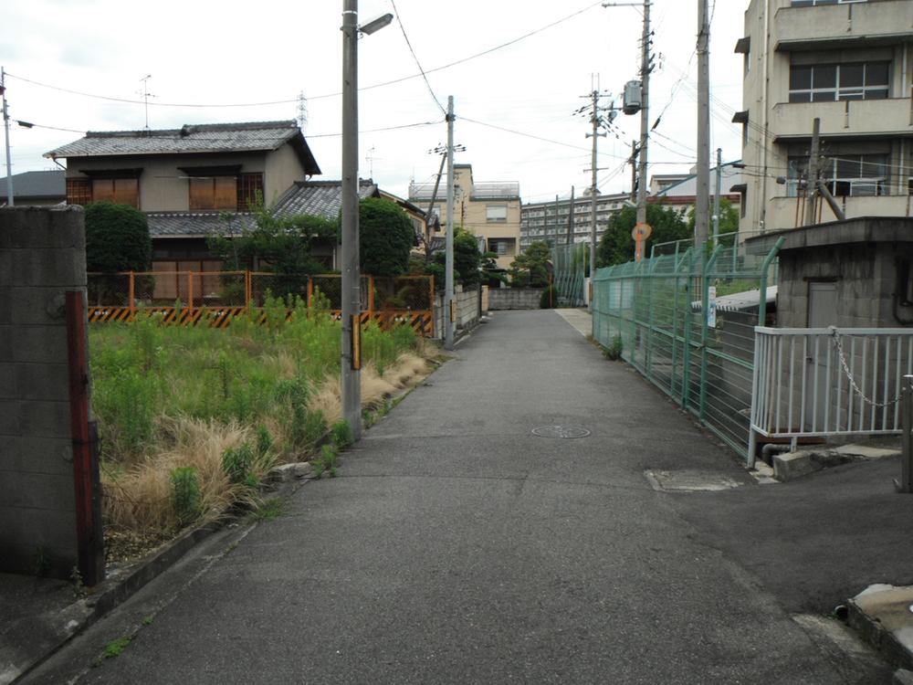 Local photos, including front road. Bright land