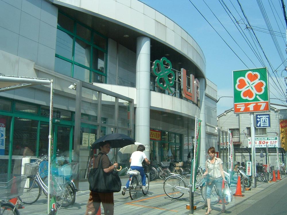 Supermarket. Amami is to Kawachi Amami front of the station 850m walking distance to the station life super many very useful.