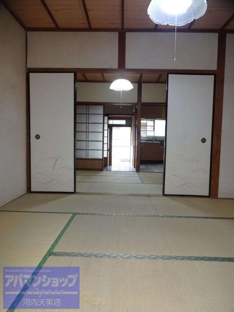 Living and room. Following Japanese-style room