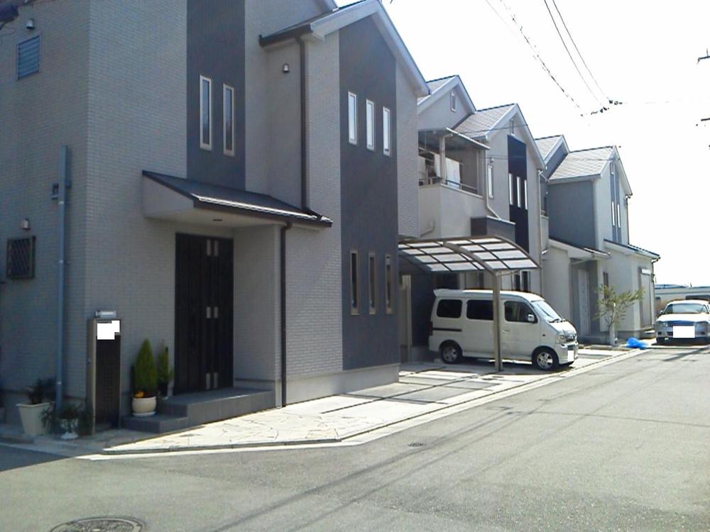Local photos, including front road. Front road spacious ☆