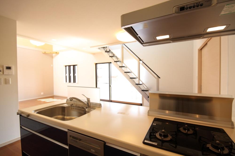 Model house photo.  [Model house] It overlooks the entire living room from the kitchen, Mom will be able to cook while watching the children.