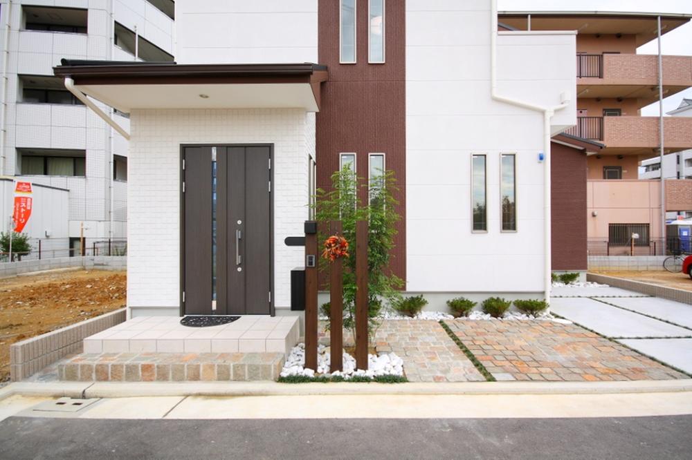 Model house photo.  [Model house complete] Concern also at the door to welcome customers, This house will want to brag to your friends.